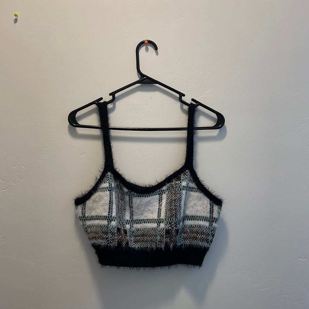 Super cute crop top!